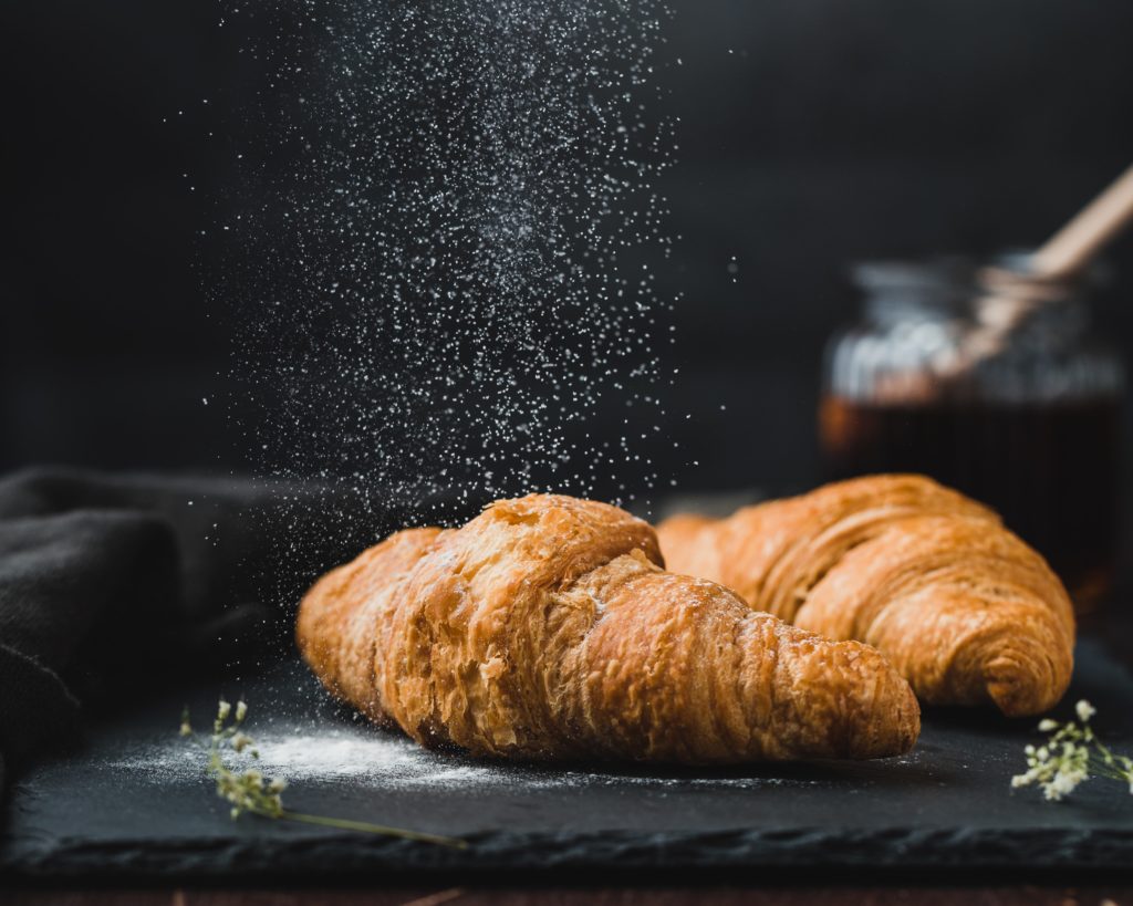 Deux croissants à refaire chez-soi ou à acheter dans une boulangerie en click and collect