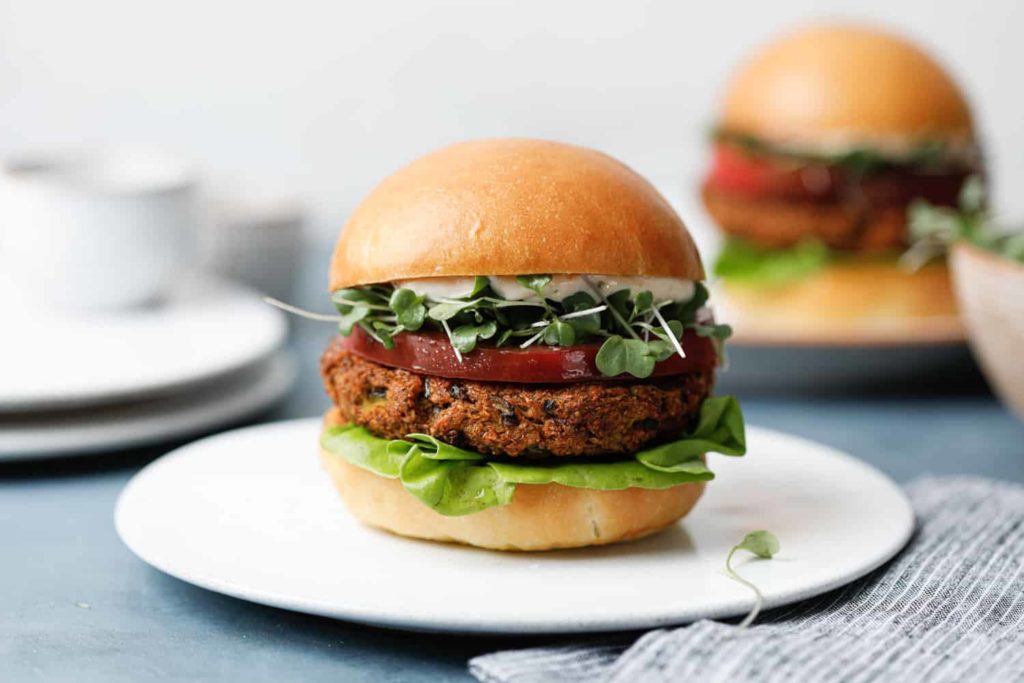 Un burger typique de la cuisine végétale